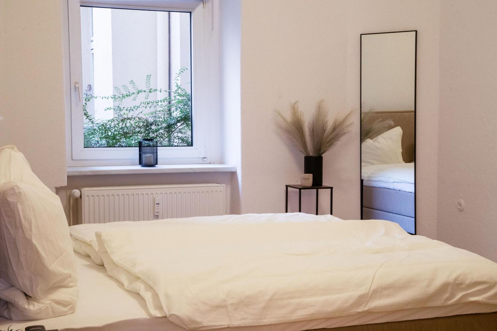 Massagesessel, King-Sized Bed, Billardtisch, 2 Couches Apartment Берлин Екстериор снимка